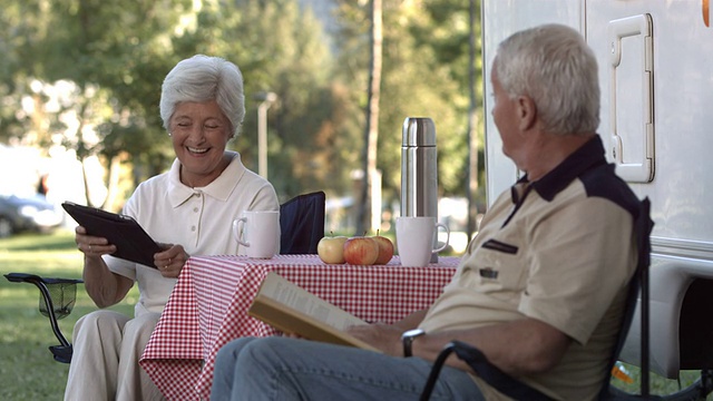 HD超级慢动作:老年人在露营地享受阅读乐趣视频素材