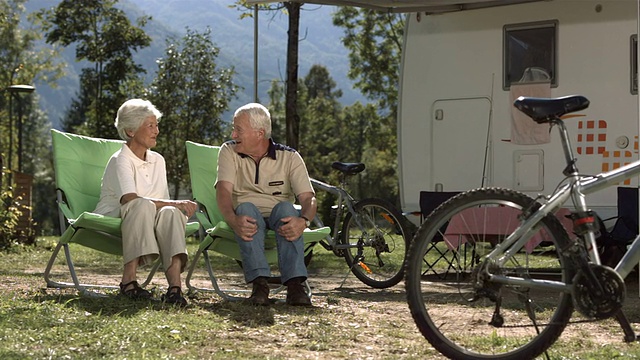 HD超级慢动作:老年夫妇享受露营视频素材