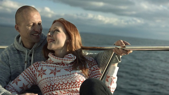 帆船上的一对恩爱夫妻视频素材