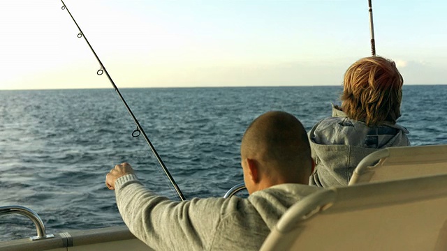 父亲和儿子在钓鱼视频素材