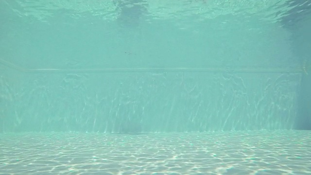 男子在游泳池中跳跃和跳水-慢动作视频下载