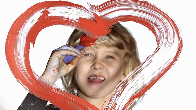女孩在玻璃上画一颗心视频素材