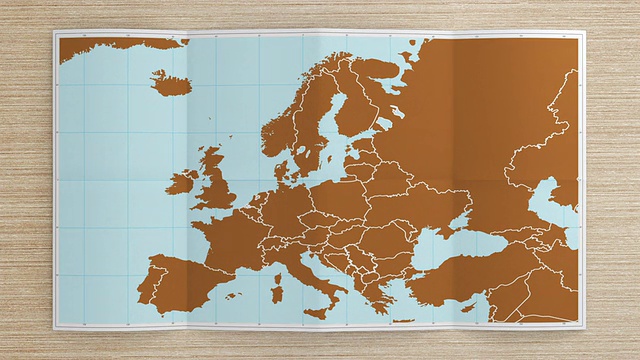 欧洲地图折叠在桌上。一分之三。视频素材