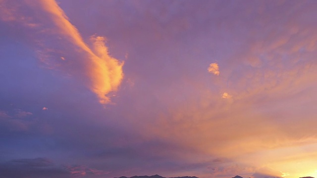 日落时的旋翼云和羽状云(乳积云)视频下载