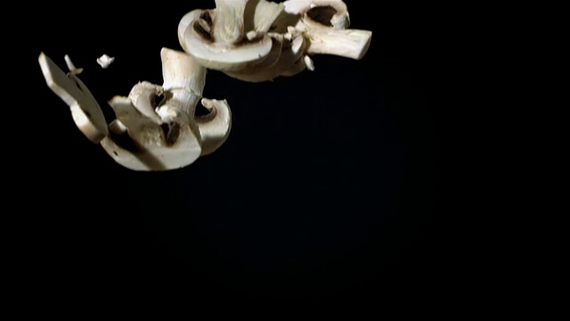 高清超级慢动作:蘑菇落在黑色背景视频素材