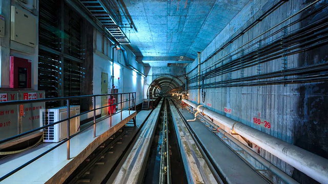 T/L通过地铁隧道的高速旅行视频下载
