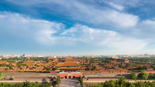 T/L WS HA PAN The Forbidden City under roll clouds /北京，中国视频素材