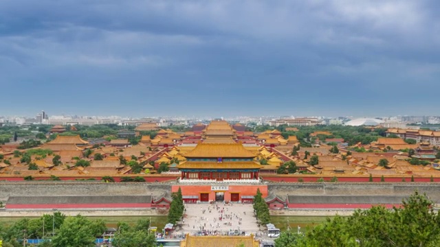 T/L WS HA ZI The Forbidden City under roll clouds /北京，中国视频下载