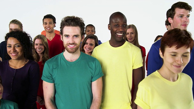 一群穿着单色衣服微笑的人视频素材