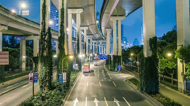 T/L WS TD高架道路和夜间高峰交通/上海，中国视频素材