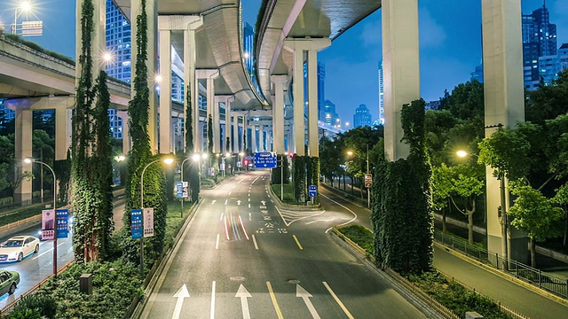 T/L WS PAN高架道路和夜间高峰交通/上海，中国视频素材