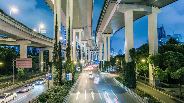T/L WS高架道路和夜间高峰交通/上海，中国视频素材
