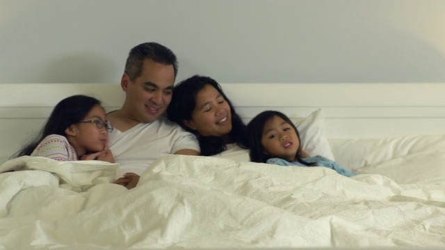 一家人躺在床上视频素材