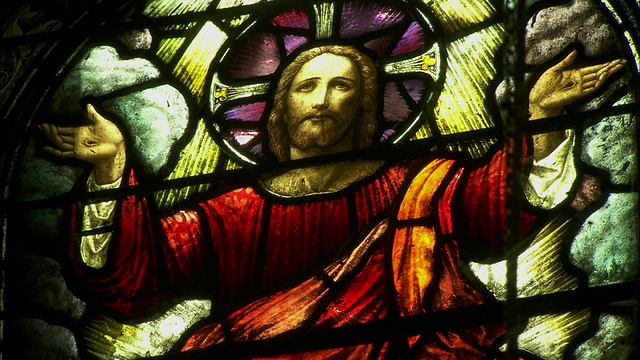 近距离拍摄的彩色玻璃窗，描绘了耶稣基督的形象。视频下载