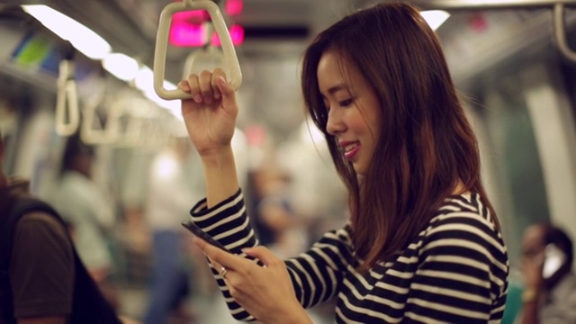 年轻女子在火车上发短信。视频素材
