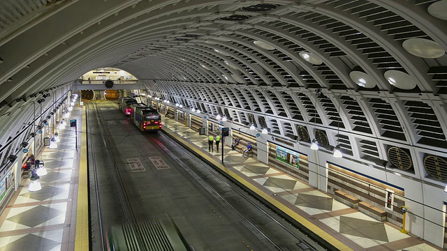 地下隧道站(先锋广场站)内公共交通巴士及火车的西侧/西侧时间间隔视频下载