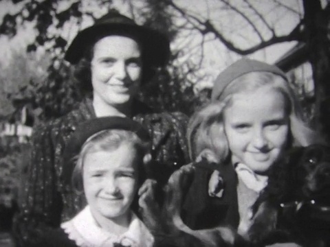 1937年，穿着布朗尼制服的两姐妹遛狗视频素材