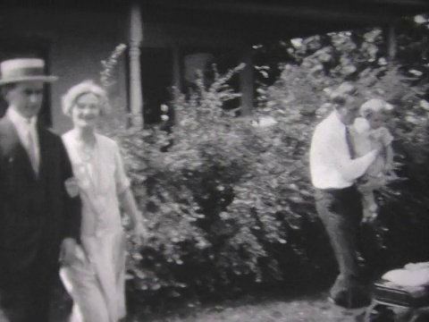1931年一家人走出门廊视频素材