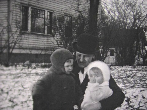 1930年的妈妈，爸爸，两个孩子在寒冷中视频下载