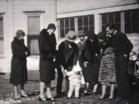 1931年，妈妈和宝宝的一群朋友视频素材