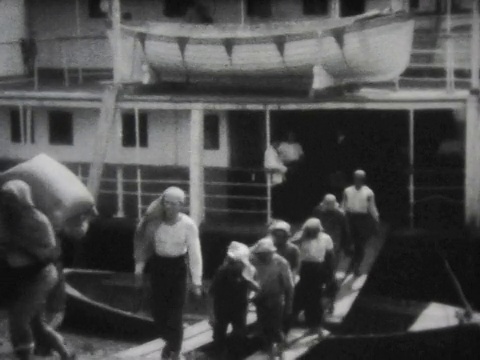 1928年，工人们将一捆捆棉花装上船。视频下载