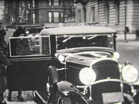 1930年在纽约大街上上了一辆豪华轿车视频素材