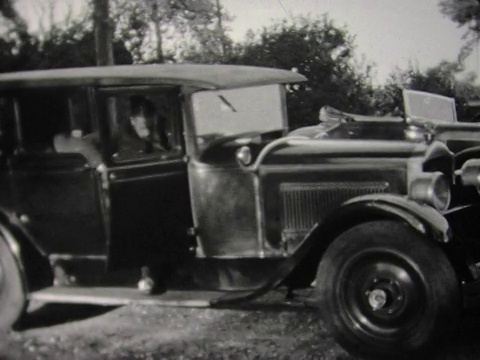 1930年的老朋友们开车过来视频素材