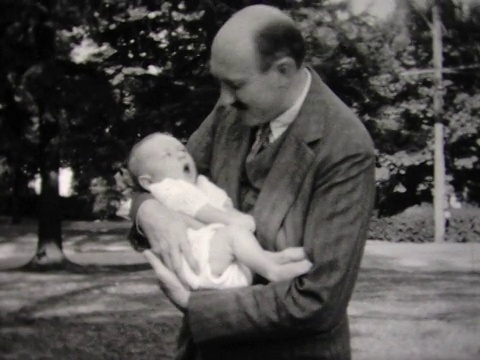 1931年的婴儿，父亲和后院的婴儿床视频素材