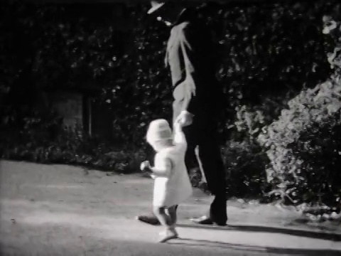 1932年，父亲和年幼的儿子走在一起视频素材
