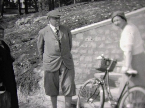 1932年，一名妇女在百慕大乡村公路上骑自行车视频素材
