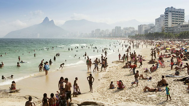 巴西里约热内卢伊帕内玛海滩上的人群视频下载