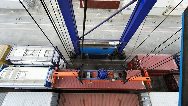 TL, WS, HA海运集装箱正在由一个起重机移动/巴拉那瓜，巴西视频下载