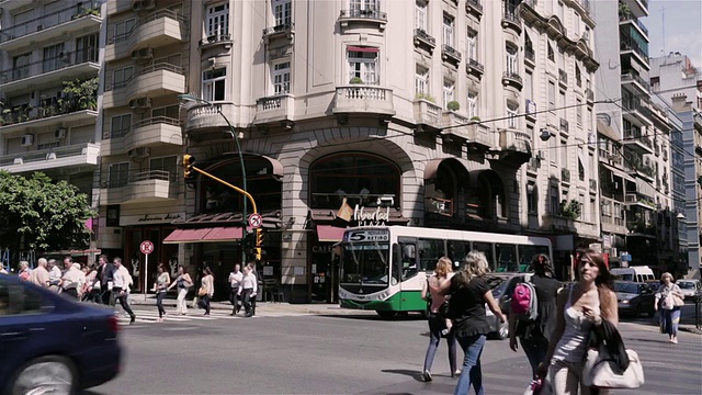 阿根廷布宜诺斯艾利斯市Recoleta的行人和交通状况视频素材