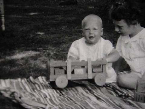1934年，两个孩子玩积木和马车视频素材