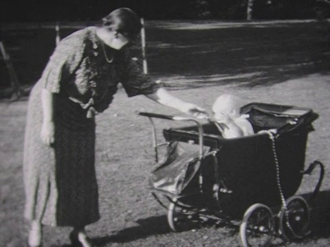 1935年，老奶奶推着一辆旧马车视频素材