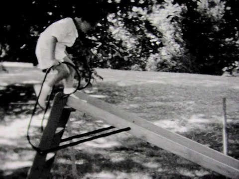 1934年，男孩从小滑梯上下来视频素材
