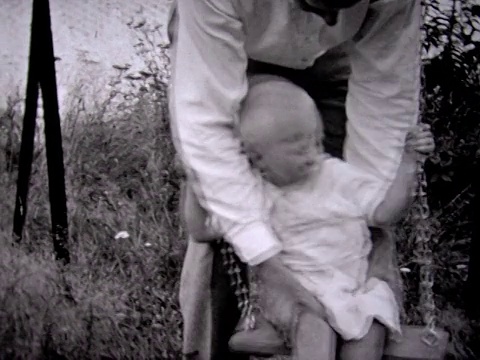 1935年，爸爸推着两个孩子荡秋千视频下载