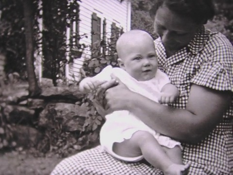 1936年，妈妈把婴儿抱在膝上视频素材