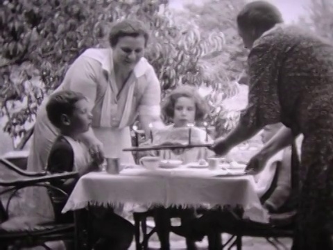 1937年拿出生日蛋糕视频素材