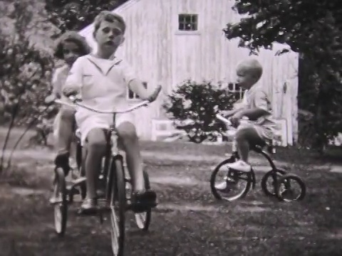 1936年，三个孩子骑着三轮车视频素材