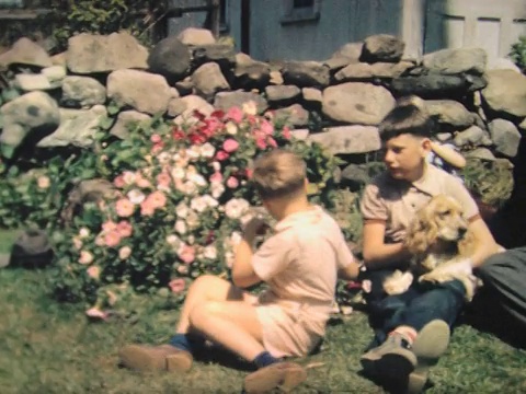 1938年的孩子，狗和爸爸视频素材