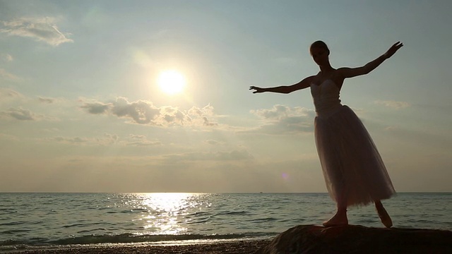 日落时，海边的芭蕾舞演员视频素材