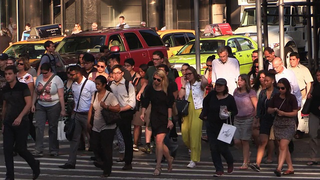 纽约市曼哈顿中城繁忙的十字路口视频素材