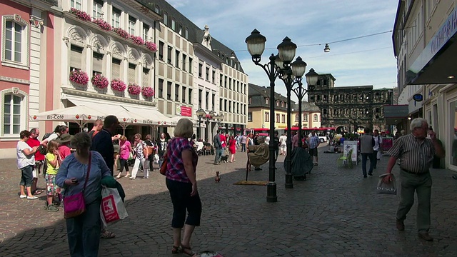德国莱茵兰-普法尔茨，Simeonstrasse和Porta Nigra / Trier的WS视图视频素材