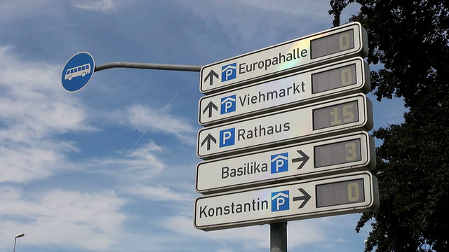 停车信息标志/特里尔，莱茵兰-普法尔茨，德国视频素材