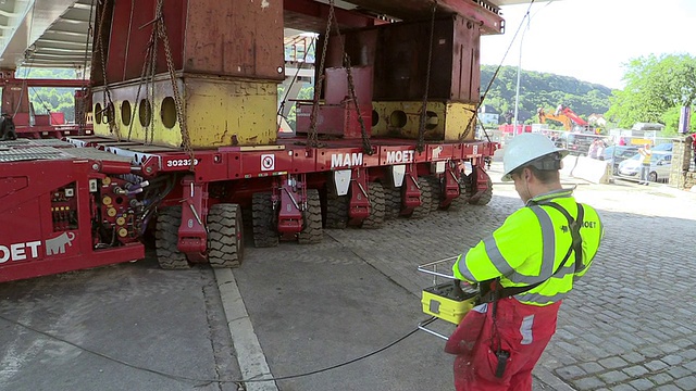 德国摩泽尔河韦伦大桥施工现场遥控重型货物运输的照片视频下载