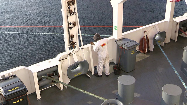 德国汉堡港口，一名男子在船上工作视频下载