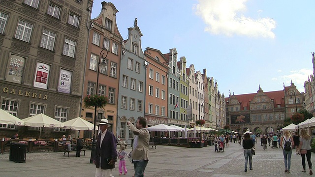 波兰波罗的海沿岸格但斯克市，老城Dlugi Targ市场广场，人们漫步其间视频素材