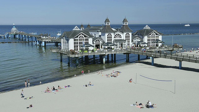 德国西波美拉尼亚鲁根梅克伦堡海滨度假胜地著名码头的WS视图视频素材