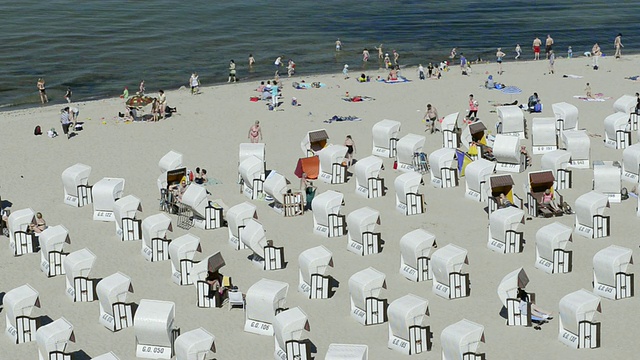 在海边度假胜地/塞林，鲁根/梅克伦堡西波美拉尼亚海滩上的人的WS视图视频素材